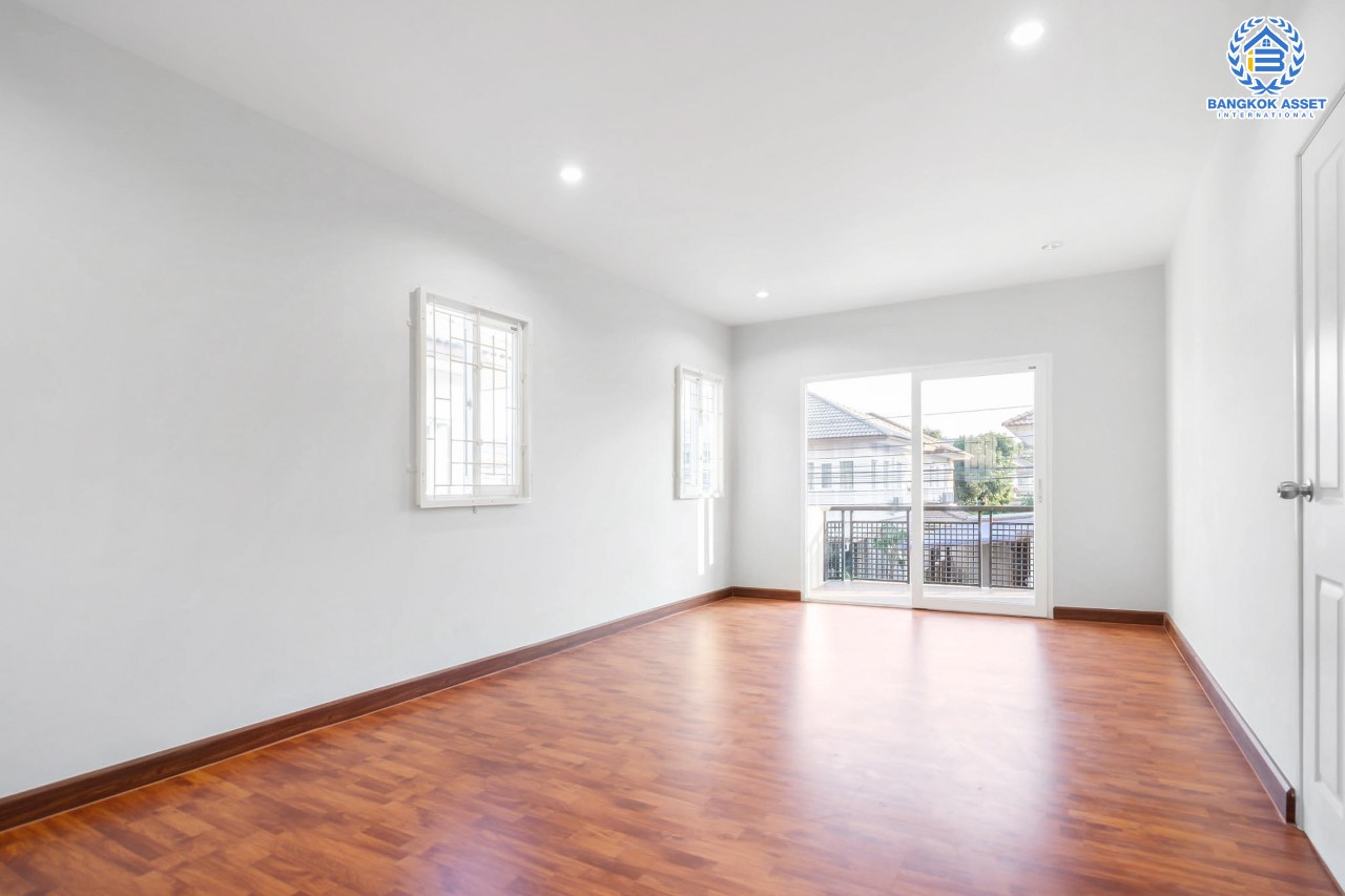 บ้านมือสองตกแต่งใหม่ ม.พฤกษาวิลเลจ11 รัตนาธิเบศร์-ราชพฤกษ์ เนื้อที่ 50 ตร.ว. ฟังก์ชั่นพร้อม 3 ห้องนอน 2 ห้องน้ำ 2 ที่จอดรถ บนทำเลศักยภาพ เข้า-ออกได้ทั้งถ.รัตนาธิเบศร์ และถ.ราชพฤกษ์ ใกล้รถไฟฟ้า "สถานีบางรักน้อยท่าอิฐ"